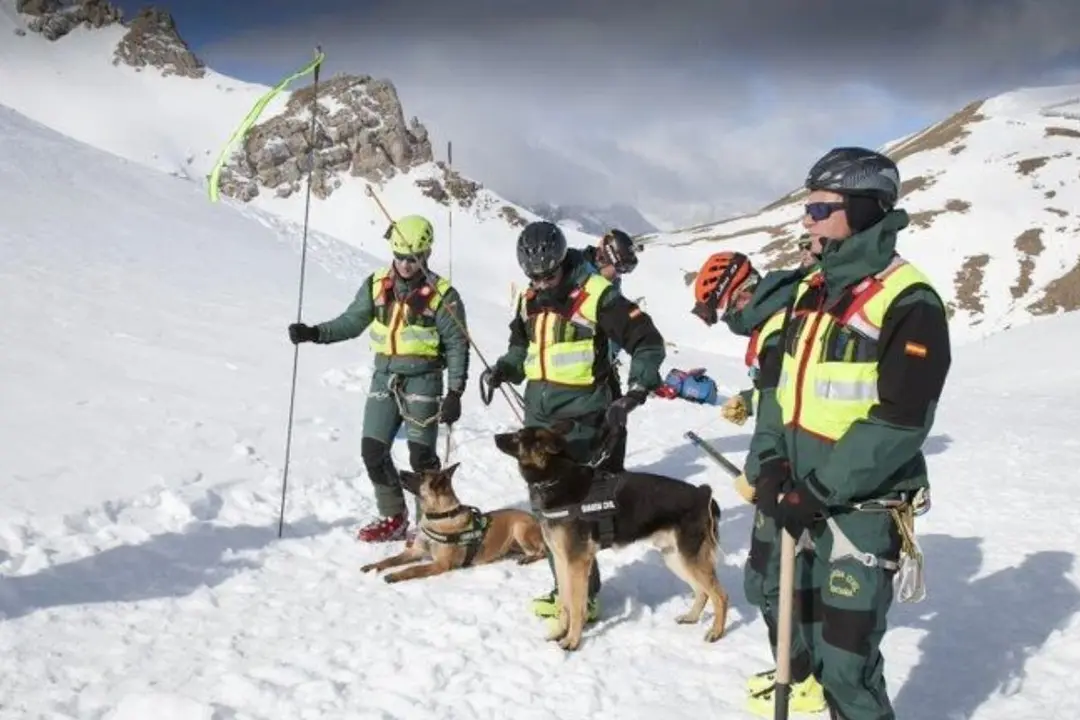 Los Grupos de Rescate e Intervención en Montaña (GREIM) de la Guardia Civil atienden las llamadas de auxilio que se originan por las actividades de ocio.