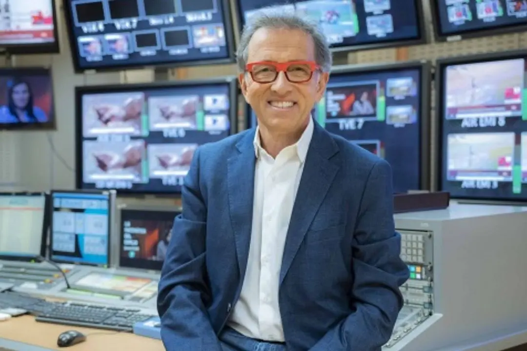 En los años 90, Jordi Hurtado fue uno de los actores de doblaje que dio voz a Epi, del programa infantil Barrio Sésamo. En 2022 cumplió 25 años al frente de Saber y ganar. Esta temporada presenta la 28ª temporada del popular concurso. (Foto: Academia de TV).