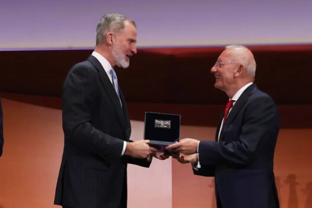 Isak Andic el pasado 18 de marzo, cuando recibió el Premio Reino de España a la Trayectoria Empresarial de manos de Felipe VI. (Foto: Casa Real).
