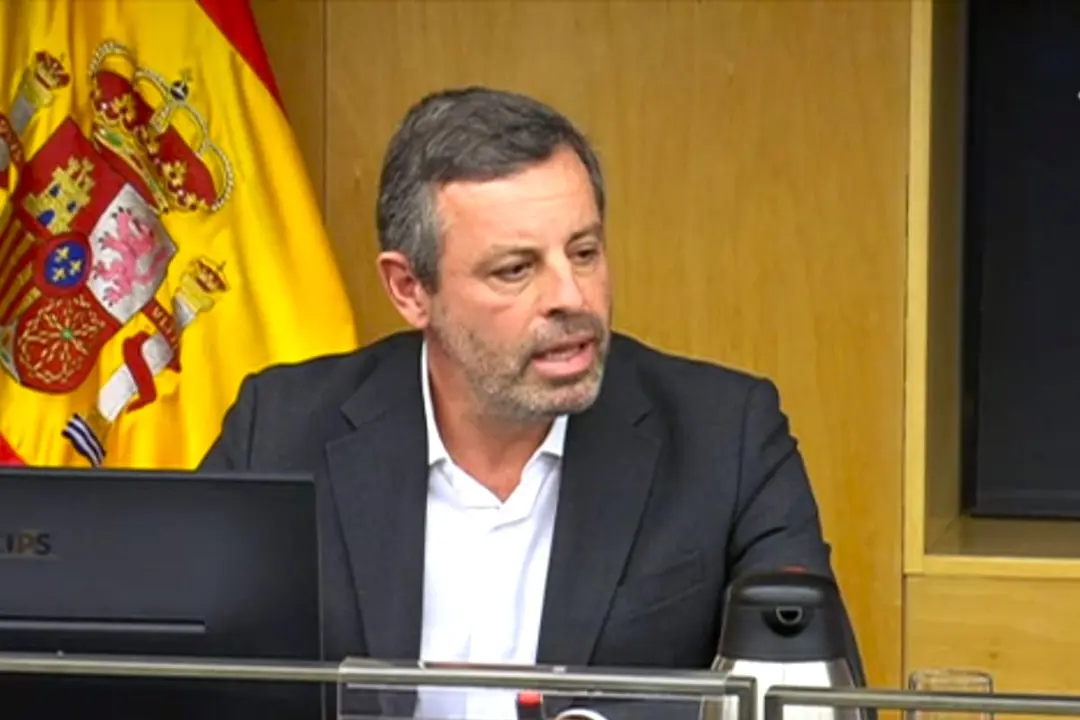 "Vengo a que me ayuden, como ciudadano, a saber por qué a Joan y a mí nos pasó lo que nos pasó", ha dicho Rosell en sede parlamentaria.