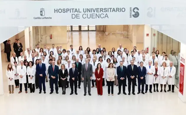 Los Reyes en la inauguración junto al personal del nuevo Hospital Universitario de Cuenca / casareal.es