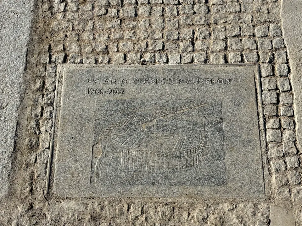 La placa conmemorativa situada en el que era el centro del campo. Fuente: Óscar del Amo/ Estrella Digital