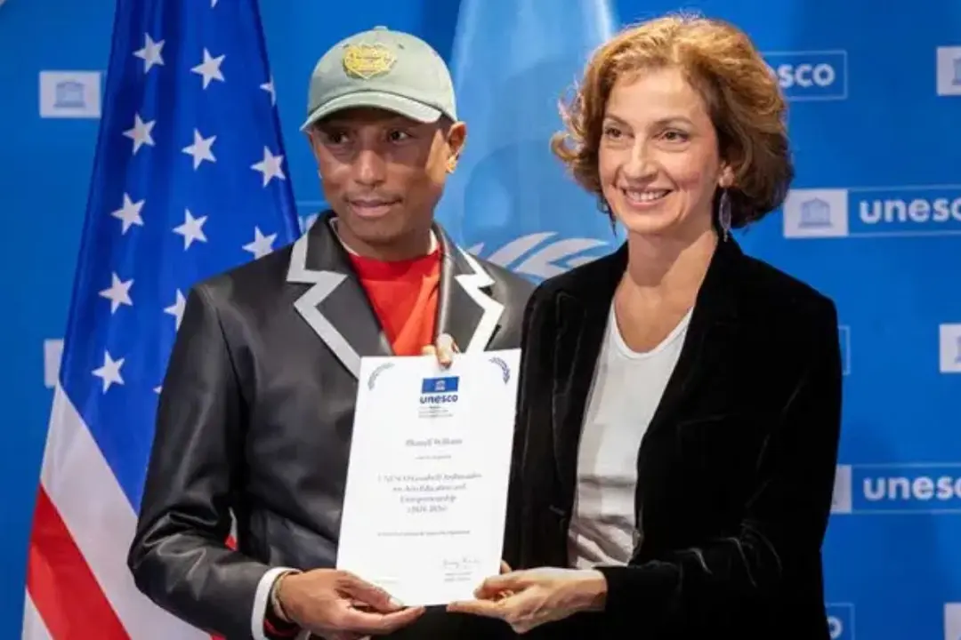 Pharrell Williams con Audrey Azoulay, directora general de la UNESCO. (Foto: UNESCO).