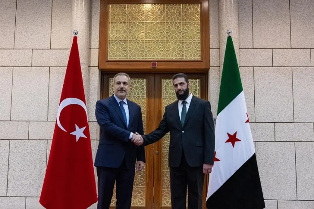 Hakan Fidan (izqda.) ha mostrado su apoyo al nuevo líder de Siria, Abu Mohammed al-Jolani. (Foto: Ministerio de Asuntos Exteriores de Turquía).