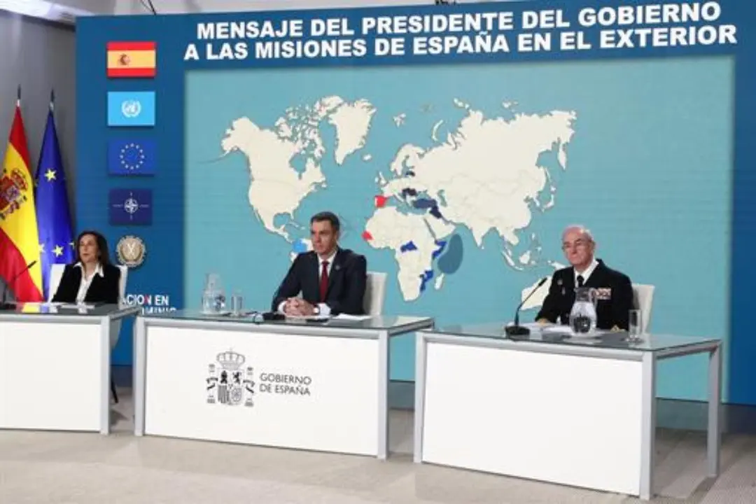 "Los españoles estamos muy orgullosos de la labor que realizáis; dentro y fuera de España", ha dicho Pedro Sánchez a los militares de las Fuerzas Armadas. (Foto: Moncloa).