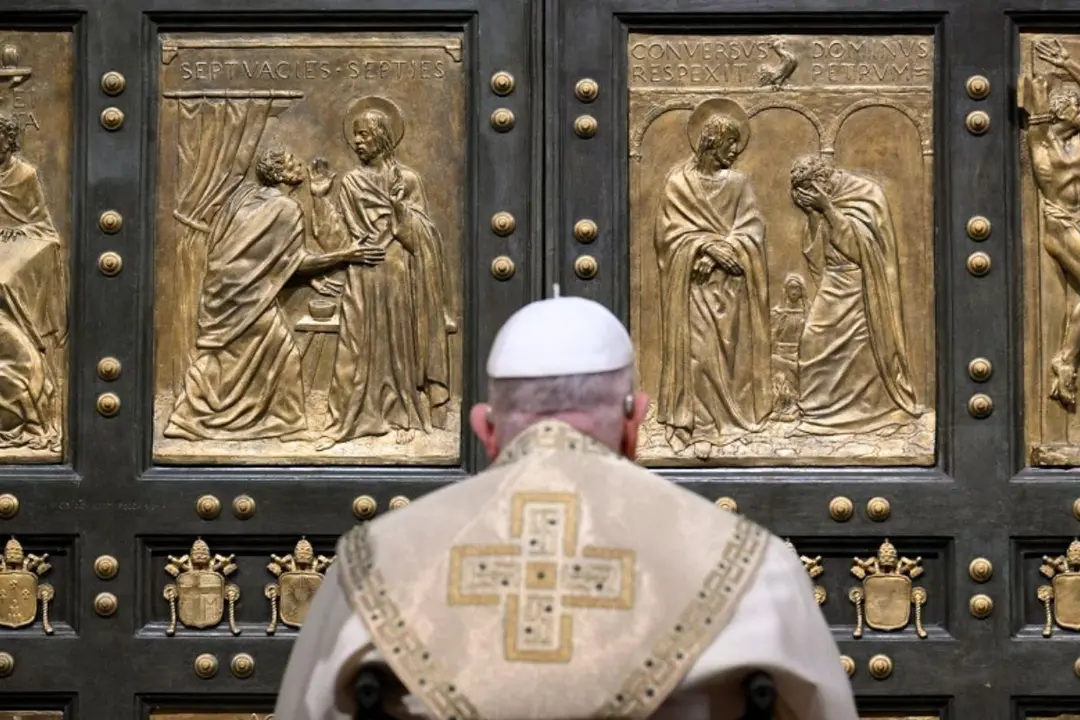 Durante el Jubileo (también denominado Año Santo), atravesar una Puerta Santa es una de las reglas que dan derecho a recibir la indulgencia plenaria. (Foto: @Pontifex_es).