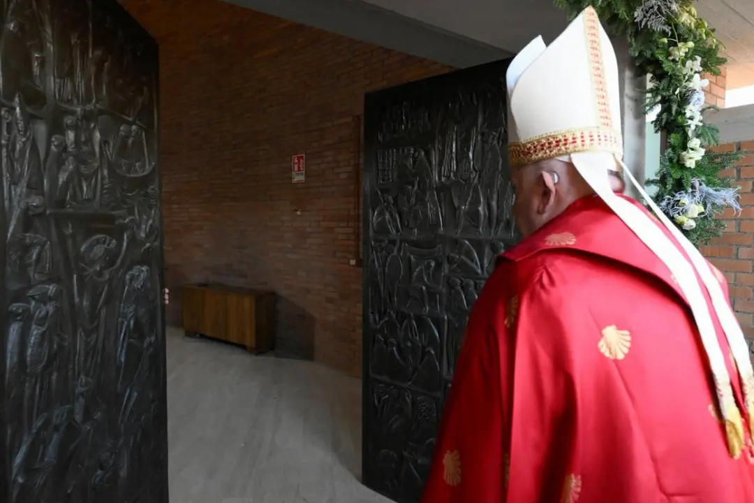 El Papa abriendo la 'Puerta Santa' de la cárcel romada de Rebibbia. (Foto: @Pontifex_es)