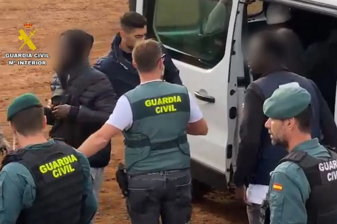 La investigación se inició a raíz de los testimonios de los ocupantes del cayuco, quienes manifestaron que la travesía que habían realizado había sido "una auténtica pesadilla".