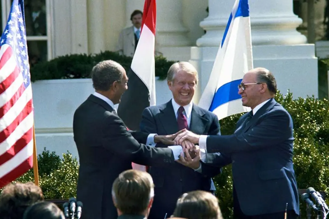 En septiembre de 1978, Jimmy Carter negoció los acuerdos de Camp David, que crearon un marco para un acuerdo de paz en Oriente Medio. En la foto, junto al presidente egipcio, Anwar Sadat, y el primer ministro de Israel, Menachem Begin. (Foto: Biblioteca Jimmy Carter).