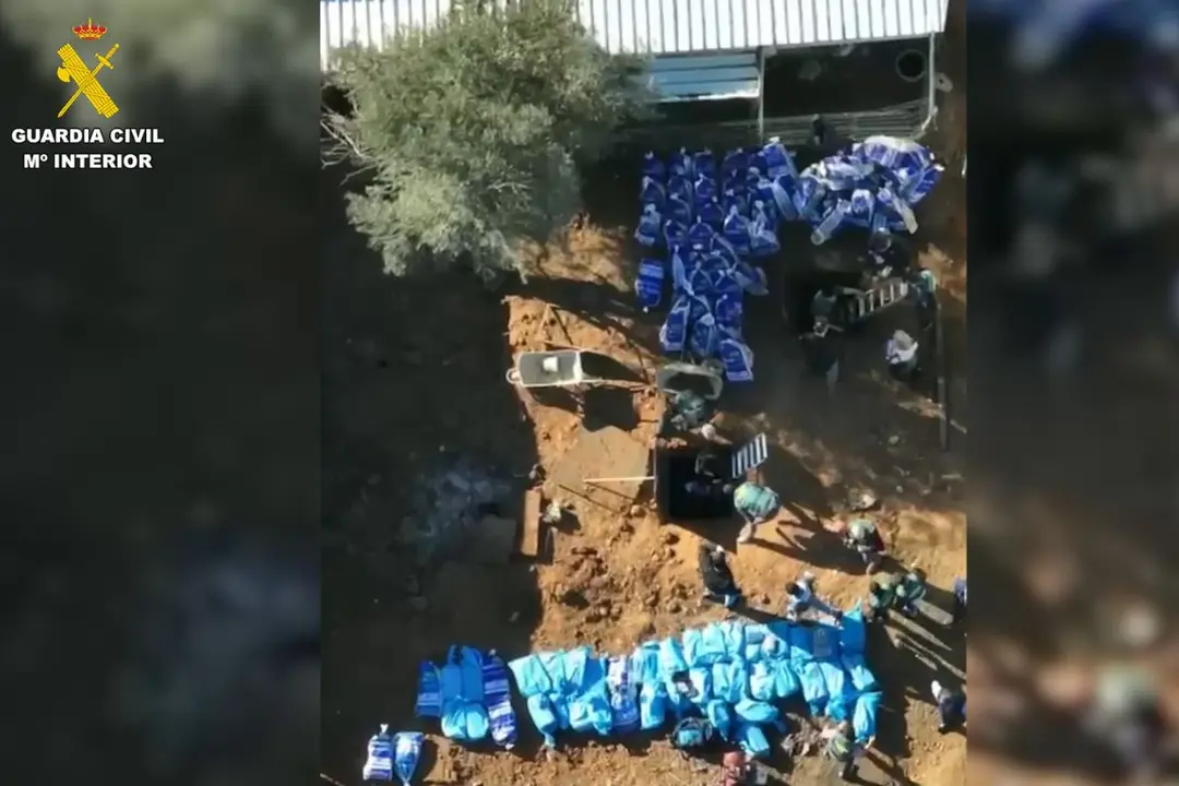 La droga incautada se encontraba en una finca de Coria del Río, en Sevilla y había sido introducida mediante 'narcolanchas' por el río Guadalquivir.