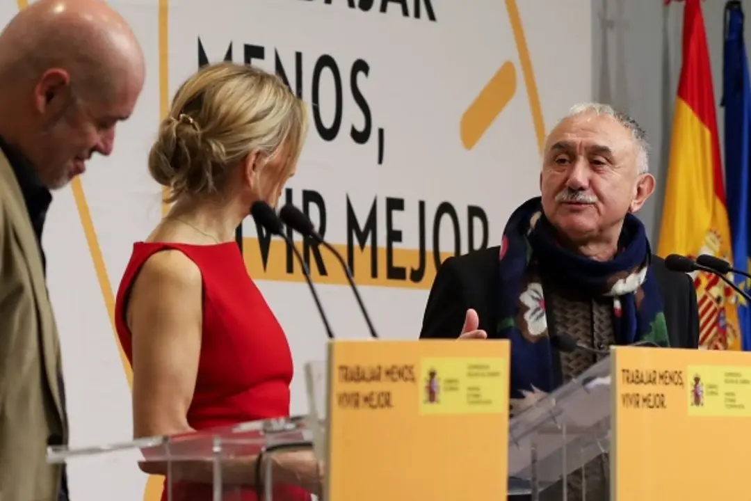 Pepe Álvarez junto a la ministra del Trabajo y el secretario general de CC.OO. el pasado 20 de diciembre, tras la firma del acuerdo para la reducción de la jornada laboral. (Foto: UGT).
