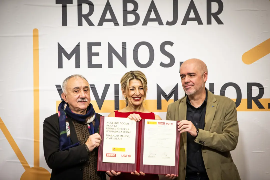 Foto: La Moncloa | Yolanda Díaz y los secretarios generales de UGT y CCOO, tras la firma del acuerdo de reducción de la jornada laboral 