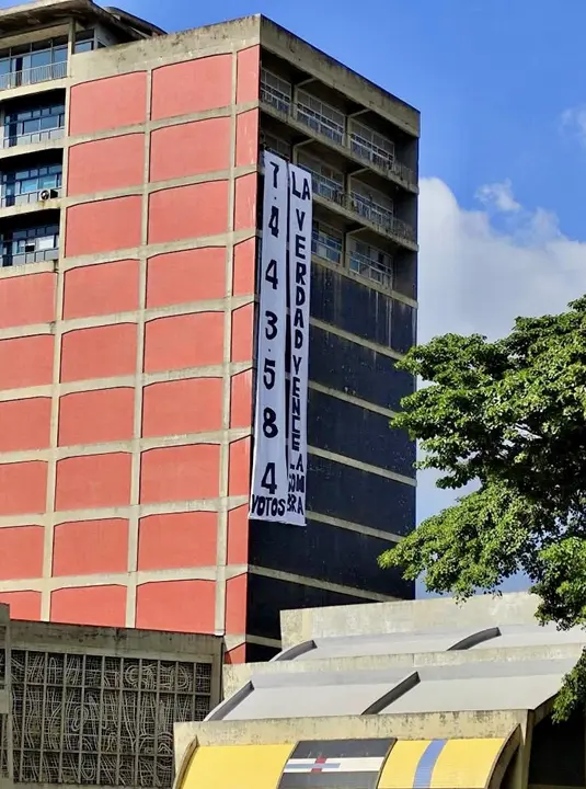 Edificio de Biblioteca de la Universidad Central de Venezuela (UCV), donde los estudiantes colgaron la cifra de los votos recibidos por el candidato Edmundo González Urrutia (7.443.584) y la frase “La verdad vence a la sombra”.