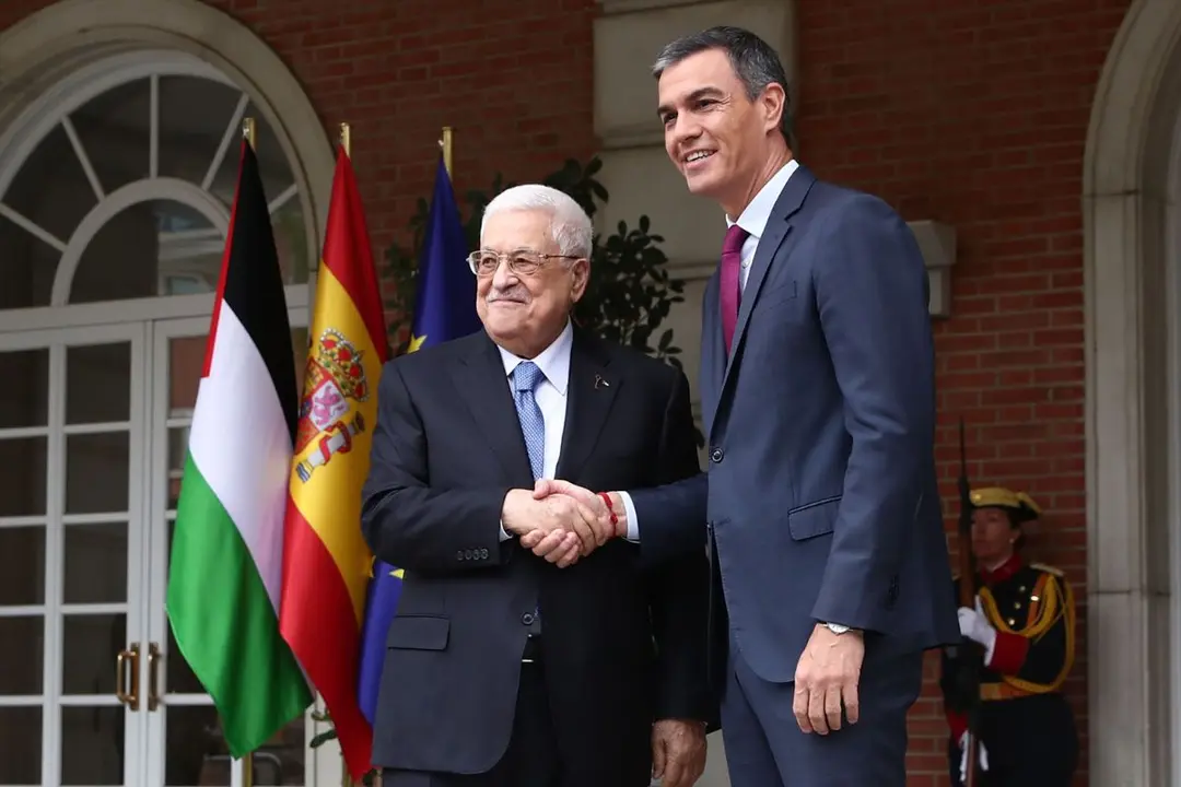 El presidente del Gobierno, Pedro Sánchez, y el presidente de la Autoridad Nacional Palestina, Mahmoud Abbas, durante la visita de este último a España en septiembre de 2024. (Foto: Pool Moncloa/Fernando Calvo).