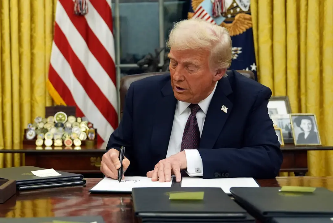 Donald J. Trump, presidente de los Estados Unidos, firma órdenes ejecutivas en su oficina.