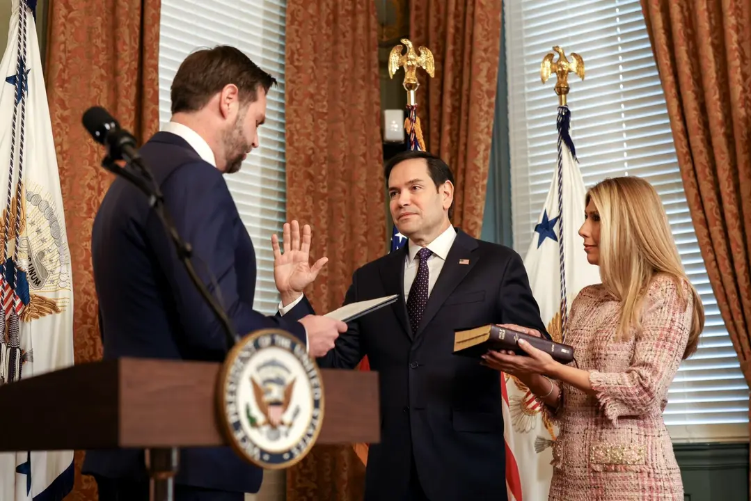 Fotografía de Marco Rubio durante juramentación de su cargo como Secretario de Estado, compartida en la red social X por el vicepresidente estadounidense, J.D. Vance, quien realizó la ceremonia.
