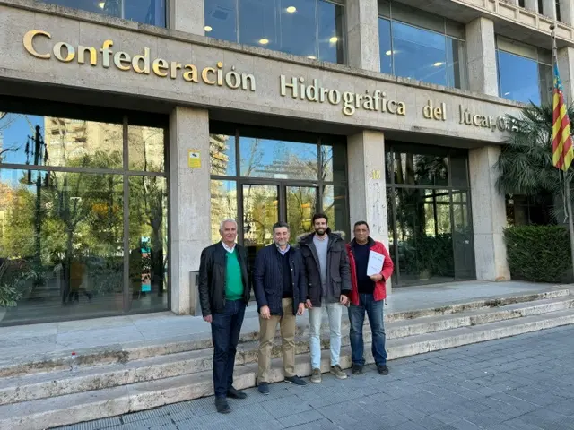Representantes de la agrupación en la CHJ tras la reunión. Imagen de la plataforma.