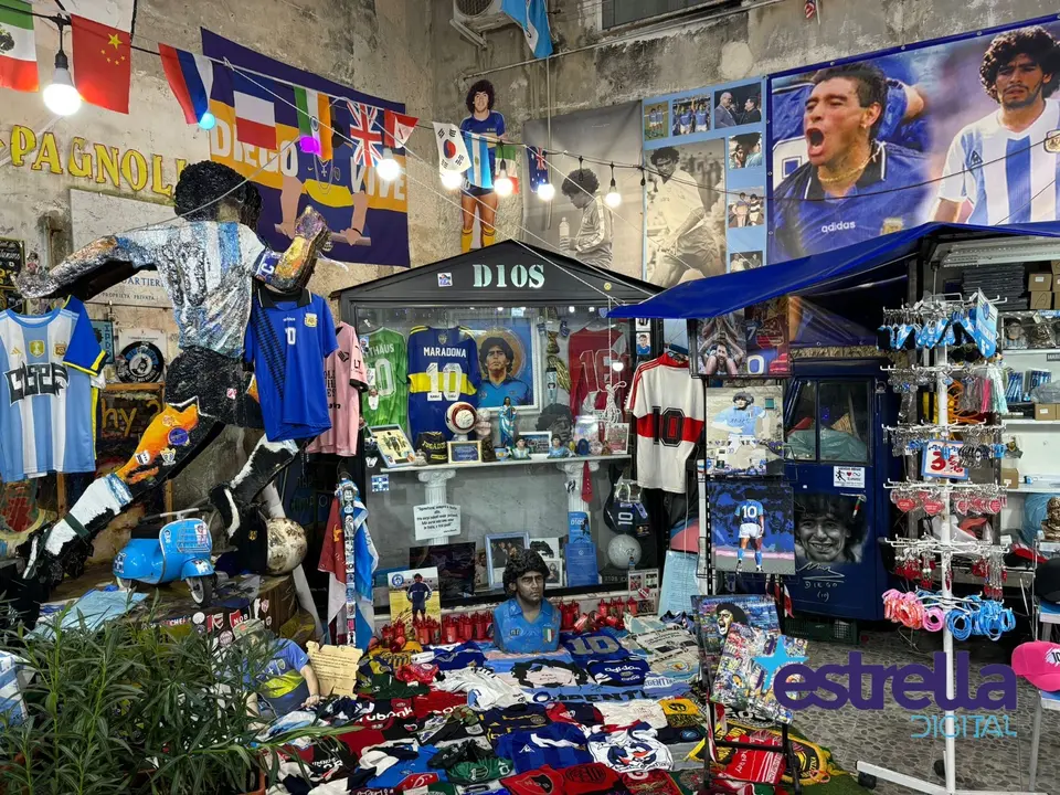 En el Barrio Español hay varios altares dedicados a Maradona