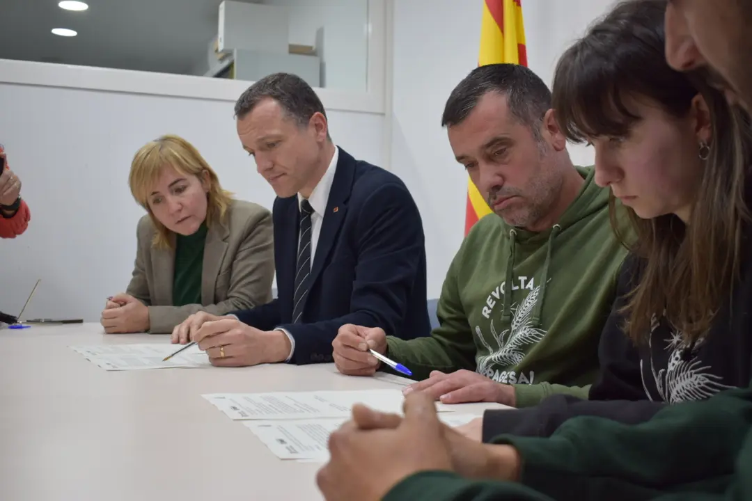 Firma del acuerdo entre el conseller Ordeig y el 'Gremio de la Pagesia'. Imagen: Generalitat