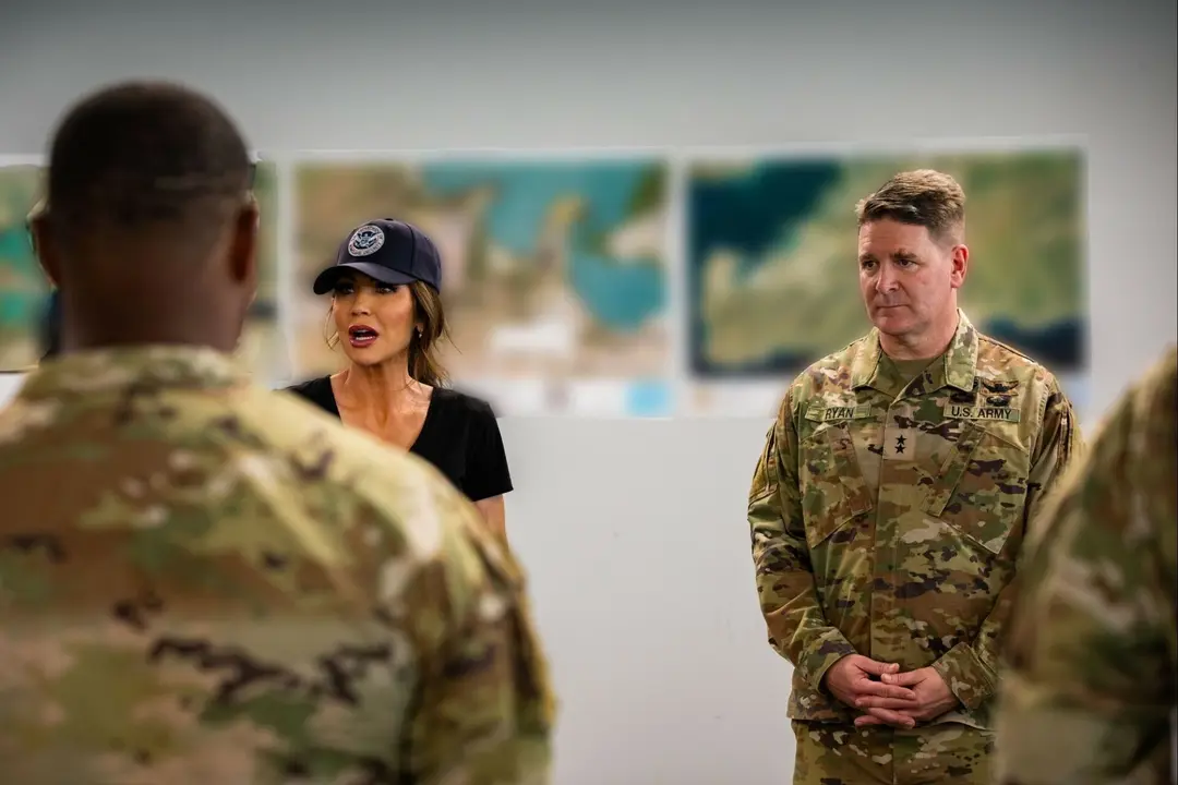 Kristi Noem, secretaria del Departamento de Seguridad Nacional, durante visita a Cuba.