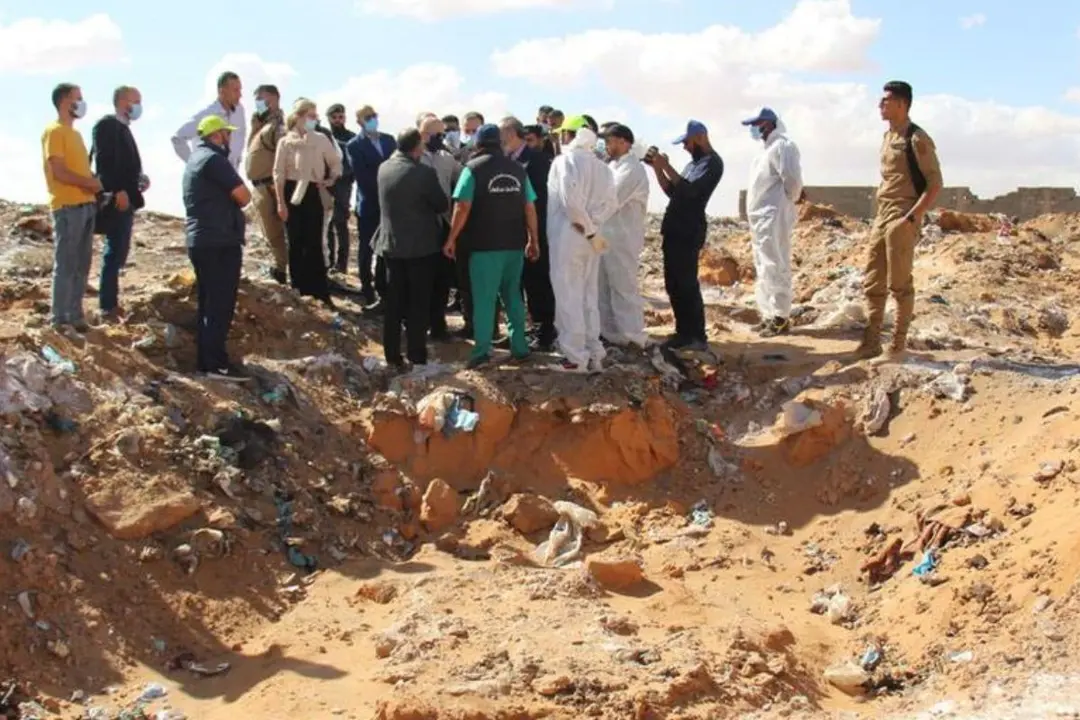 Foto de archivo de noviembre de 2022, cuando ya se descubrieron más de 50 cadáveres en varias fosas comunes en Libia.