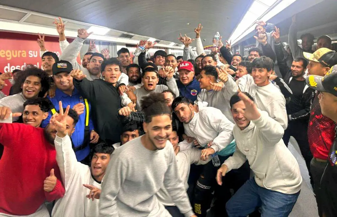 Fotografía compartida por el régimen del grupo de migrantes deportados con Diosdado Cabello, ministro del Interior.