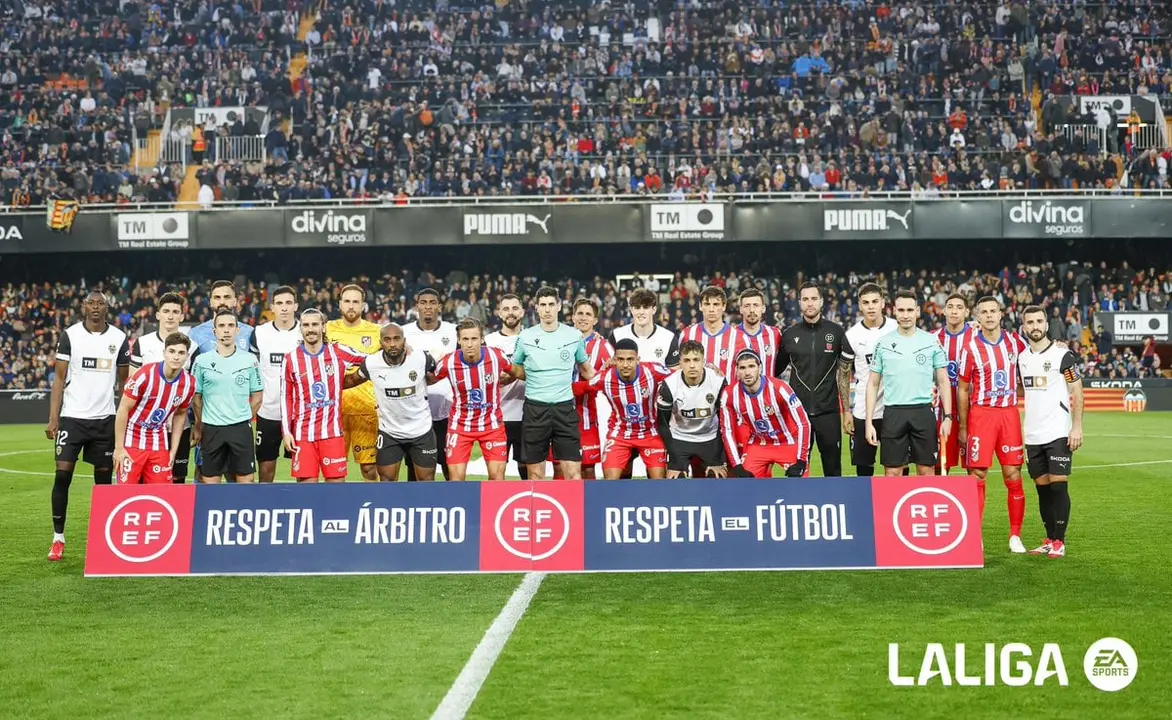 Los jugadores han posado con un mensaje de apoyo a los árbitros. Fuente: Atlético de Madrid/ X