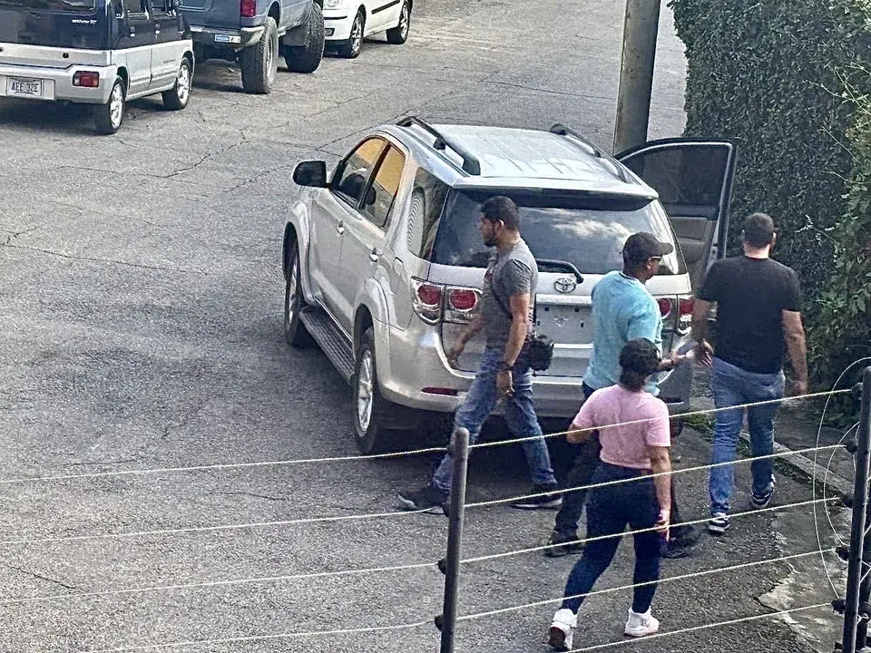Fotografía del grupo de hombres no identificados afuera de la residencia de María Corina Machado, compartida por la misma en su cuenta de X (@MariaCorinaYA).