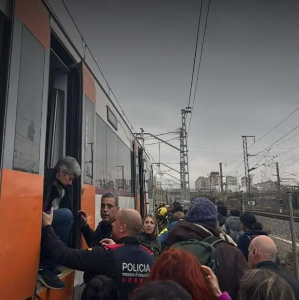 900 pasajeros fueron evacuados a pie por las vías tras quedar atrapados en un tren en la estación de Bellvitge-Gornal debido a una avería eléctrica. Via X @JCF3904