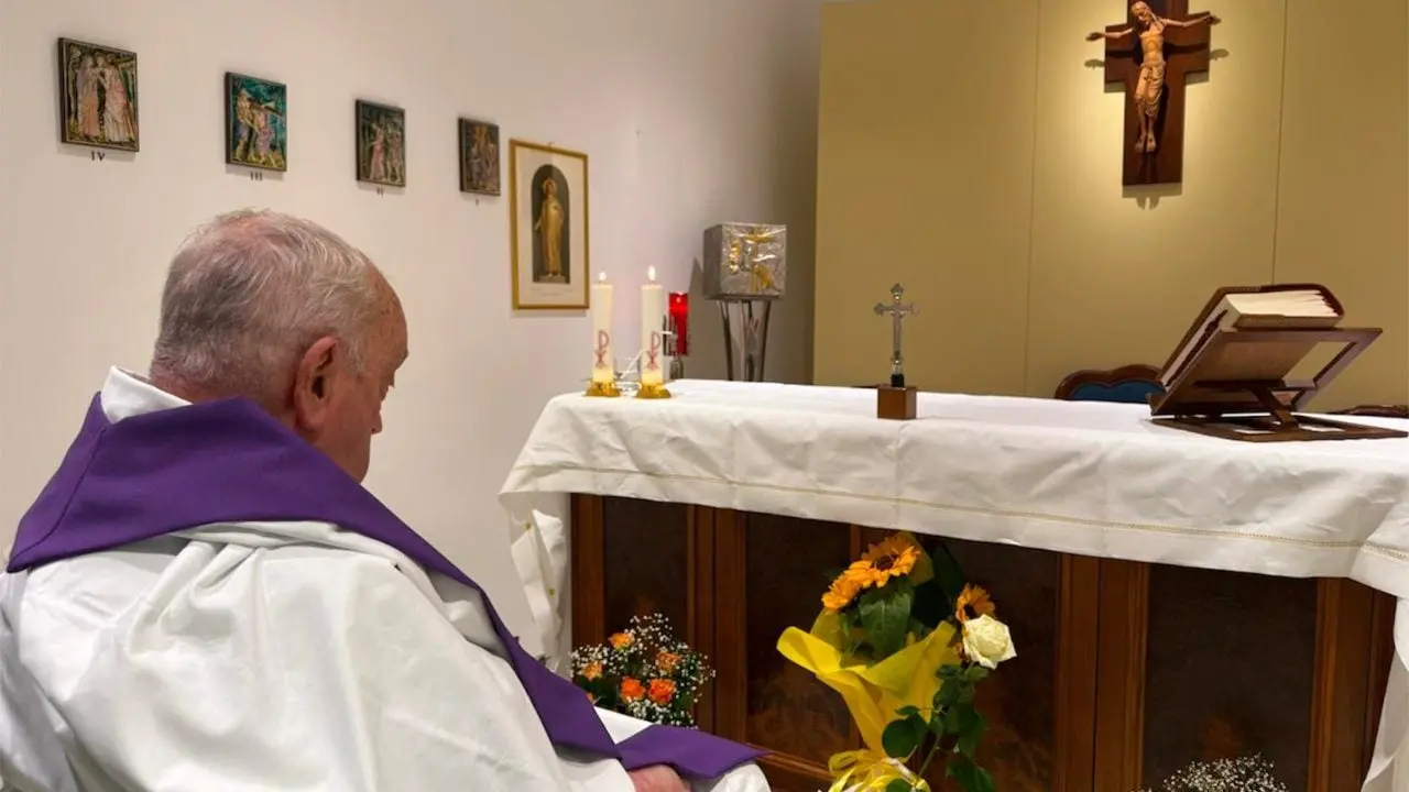 El Papa en la capilla privada del décimo piso del Policlínico Gemelli (@salastampaVaticana)