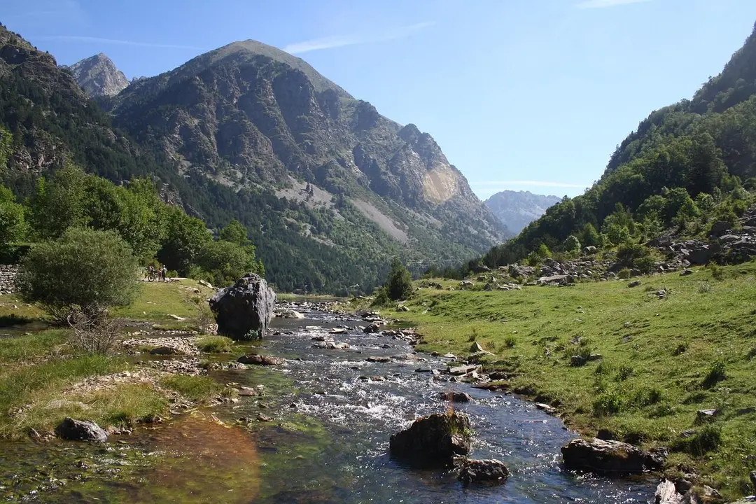 Las recientes lluvias han dado un respiro a los embalses catalanes, aunque la Generalitat insiste en la necesidad de una gestión hídrica a largo plazo. Via Pixabay