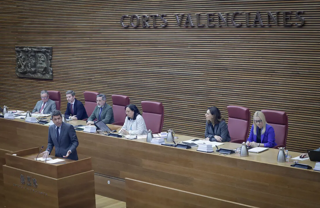 La Mesa de Les Corts Valencianes con la nueva vicepresidenta Magdalena González. Imagen: José Cuéllar/Corts Valencianes