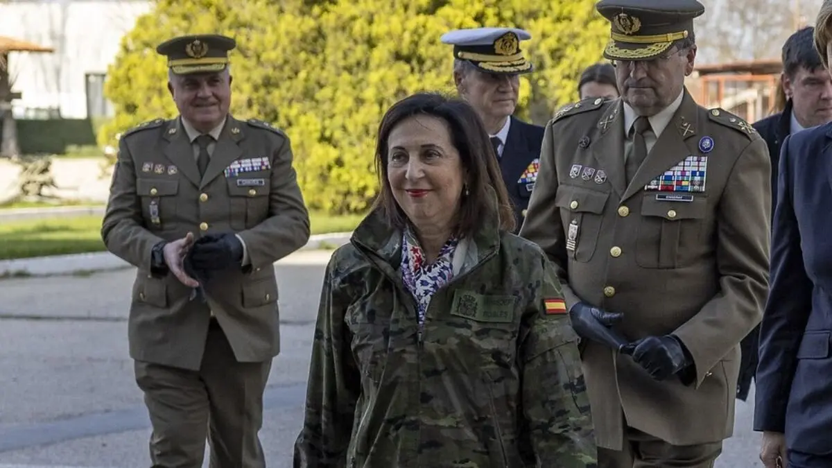 <p>La ministra de Defensa durante su visita, este jueves, a la Base Militar 'El Goloso' de Madrid. (Foto: Rubén Somonte / MDE).</p>
