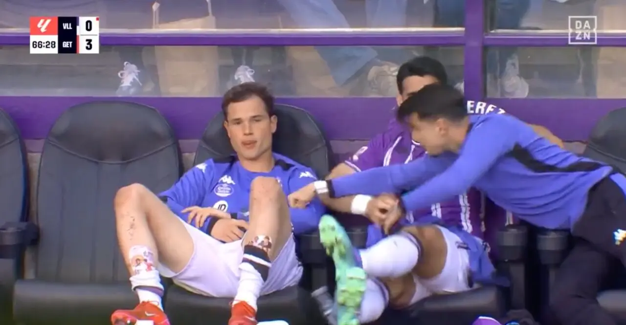 Un compañero ha tenido que separar a los dos. Fuente: DAZN