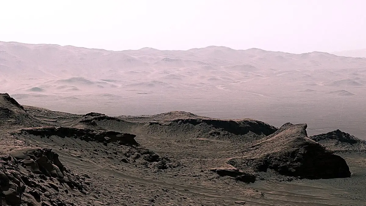 El rover Curiosity de la NASA en Marte ve cómo sus huellas se pierden en la distancia en un sitio apodado "Ubajara" el 30 de abril de 2023. Este sitio es donde Curiosity descubrió siderita, un mineral que podría ayudar a explicar el destino de la antigua atmósfera más espesa del planeta.
Crédito: NASA/JPL-Caltech/MSSS