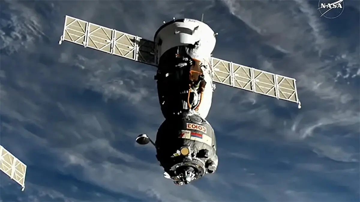 La nave espacial Soyuz MS-26 aparece en la imagen momentos después de desacoplarse de la Estación Espacial Internacional con el astronauta de la NASA Don Pettit y los cosmonautas de Roscosmos Alexey Ovchinin e Ivan Vagner.
NASA