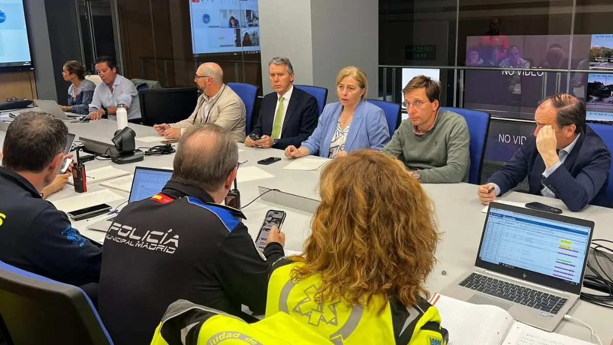Imágenes del gabinete de crisis establecido por el Ayuntamiento de Madrid tras el apagón de este lunes 28 de abril