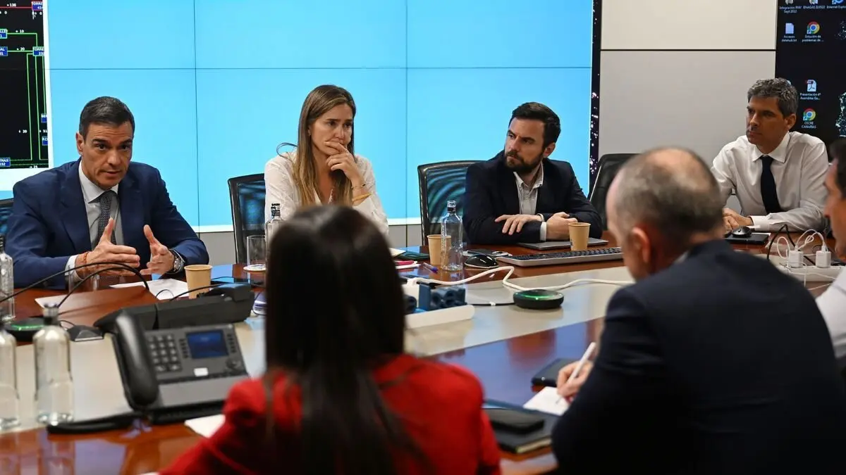 El presidente del Gobierno, Pedro Sánchez, y la vicepresidenta tercera, Sara Aagesen, durante el encuentro en Red Eléctrica
