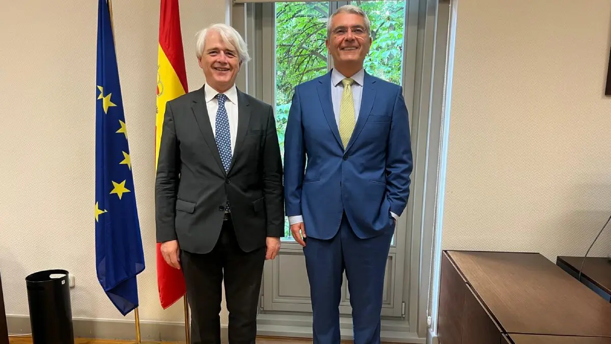 El presidente del Consejo General de la Abogacía, Salvador González, se ha reunido por primera vez con el nuevo presidente de la Agencia Española de Protección de Datos, Lorenzo Cotino.