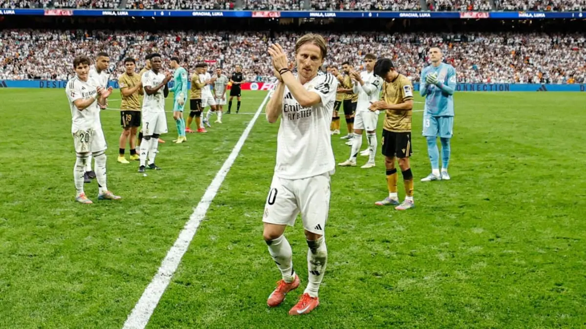 Los jugadores de la Real Sociedad han hecho un pasillo junto con los del Real Madrid para despedir a una leyenda del fútbol