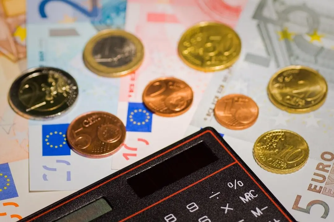 Un 45% de los españoles tienen deudas con el banco. Imagen: Pixabay.