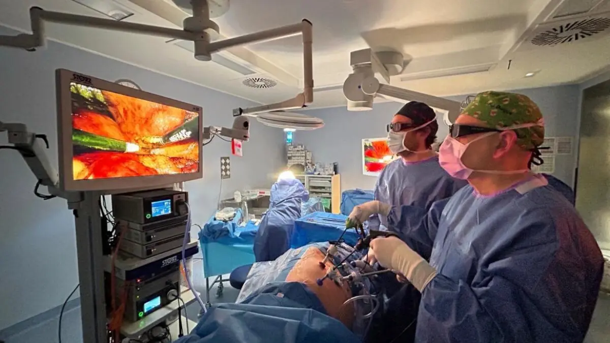 Profesionales del Hospital Ramón y Cajal realizando un transplante de riñón por robot. Imagen: Comunidad de Madrid