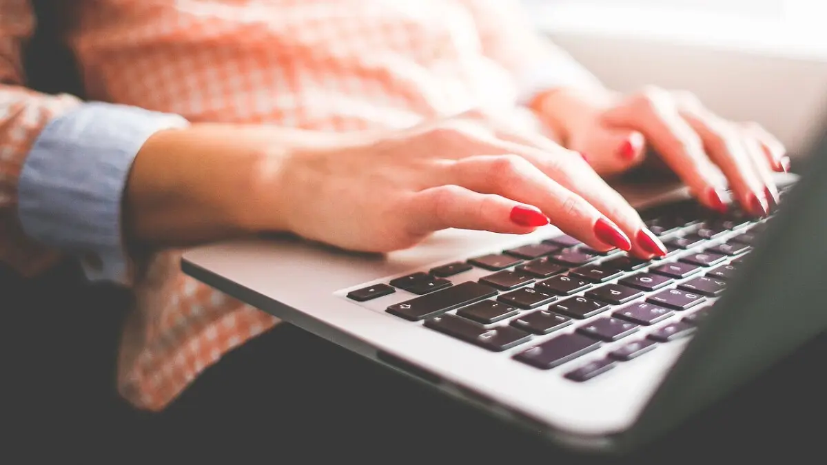 Gracias a María, la nueva asistente virtual de la DGT, realizar trámite será más sencillo. Imagen: Pixabay
