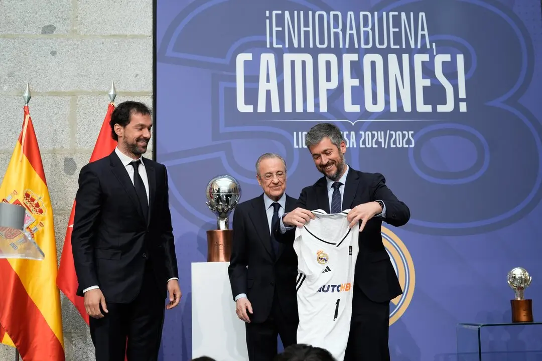 El Real Madrid ha ofrecido el trofeo a la Comunidad de Madrid