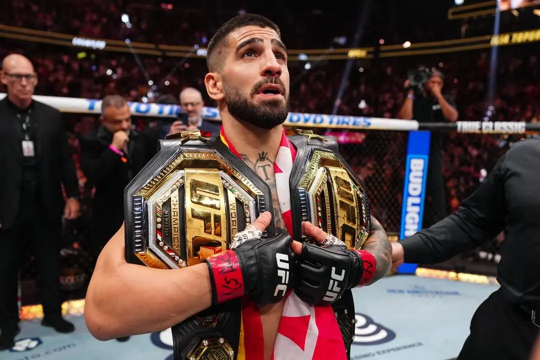 Primer doble campeón invicto de la historia. Fuente: UFC/X