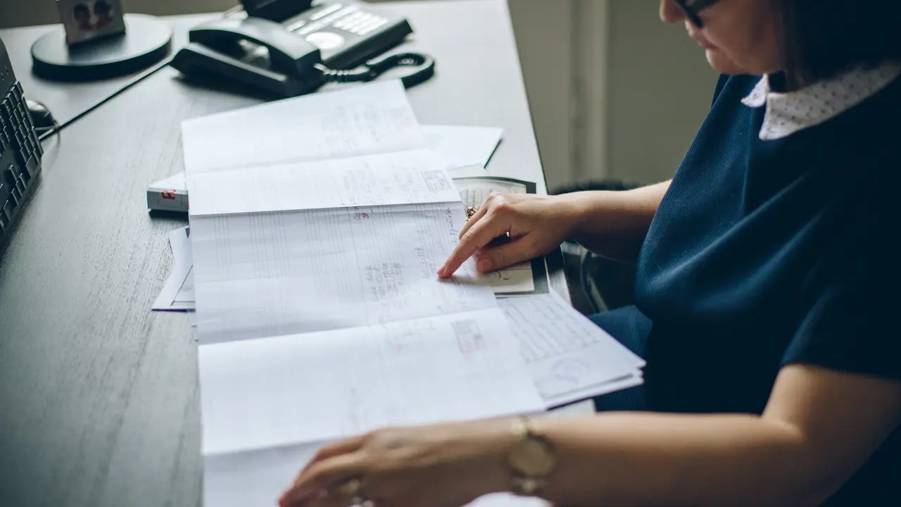 Una 'cazaharencias', consultando documentos