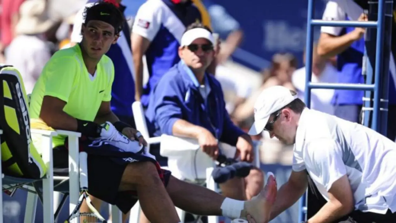 Rafa Nadal es atendido por un médico en su pie izquierdo. Síndrome de Müller-Weiss.