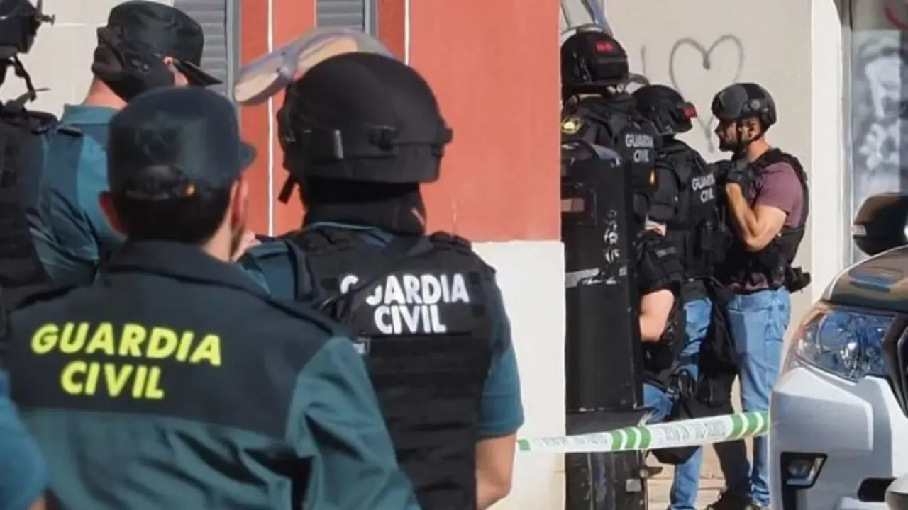 Imagen de la Guardia Civil minutos antes de que se entregara el presunto asesino. Fuente Twitter Guardia Civil