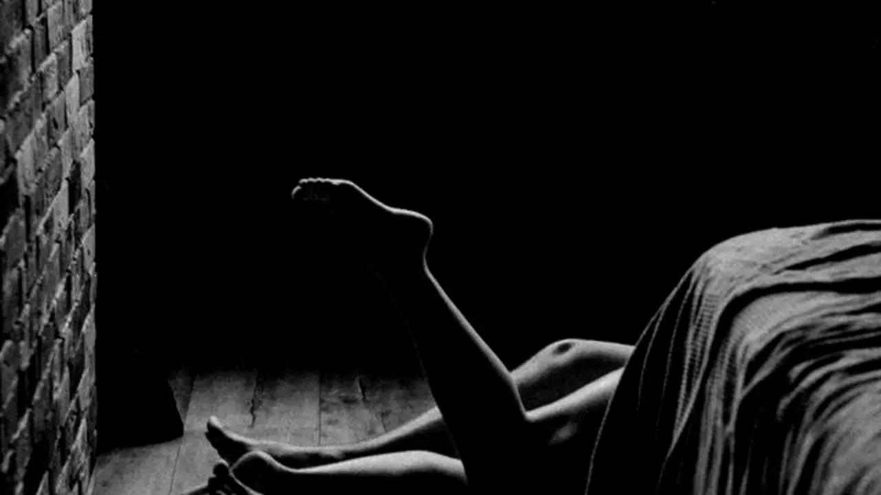 Foto de Alina Kurson: https://www.pexels.com/es-es/foto/blanco-y-negro-pareja-piernas-cama-10554299/