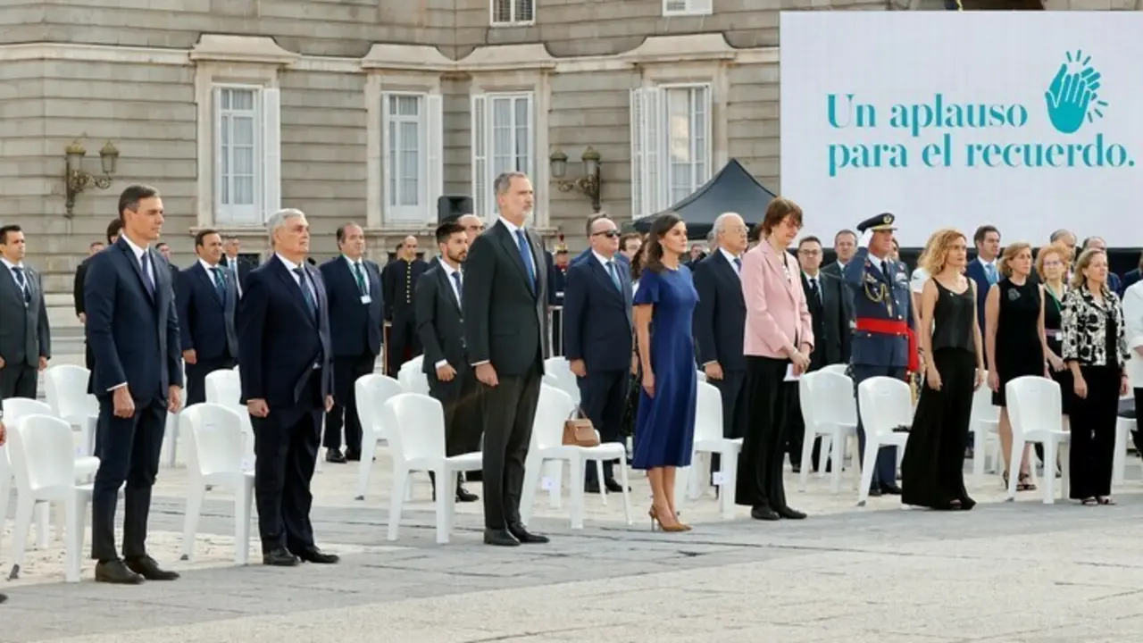 Imagen del minuto de silencio en recuerdo de las víctimas 